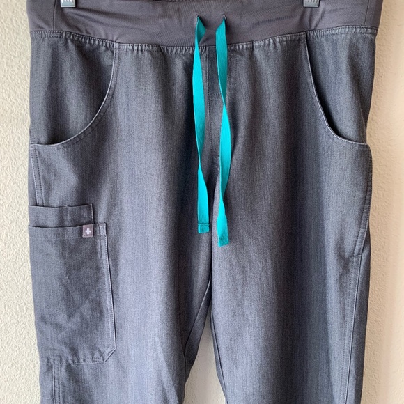 Figs Scrubs Grey Cargo Pants Size Medium - Picture 1 of 6